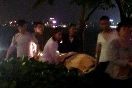 Nạn nhân được đưa đi sau khi khám nghiệm.