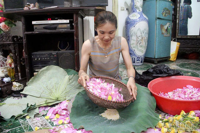 Theo các nghệ nhân làm trà, việc lấy gạo sen là công đoạn khó nhất. Trong đó người làm phải nhanh tay, khéo léo để hạt gạo không nát, bay mất hương thơm