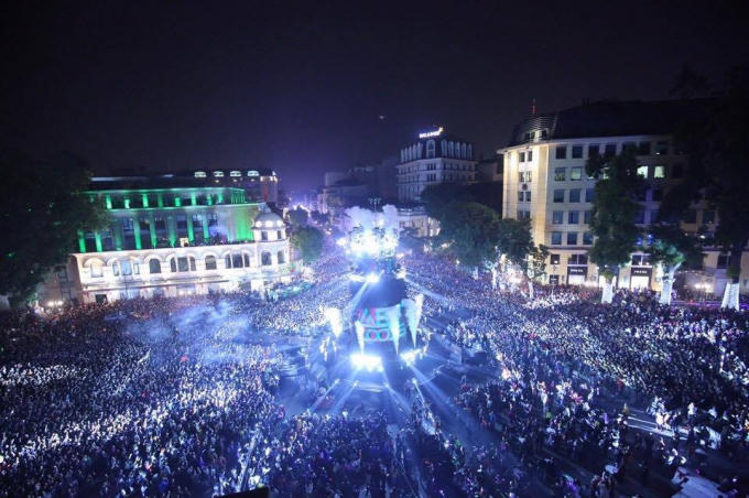 Biển người trước cửa Nhà hát Lớn đón chào năm mới 2017. Ảnh: Phạm Hải