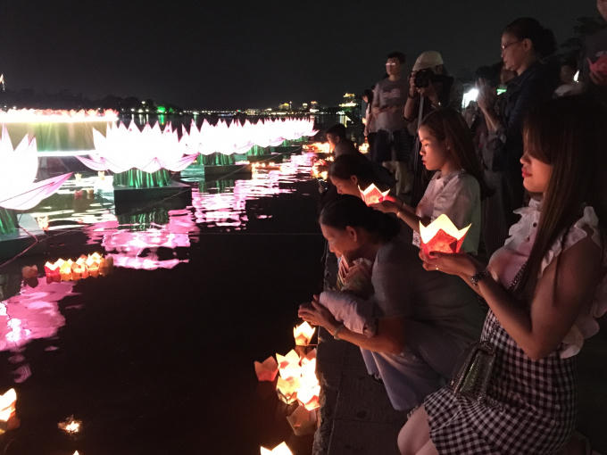 Trong chương trình biểu diễn nghệ thuật ánh sáng, trên tay mỗi người cầm một cây đèn hoa đăng và truyền ngọn đèn cho tất cả mọi người và thả trên dòng sông Hương.