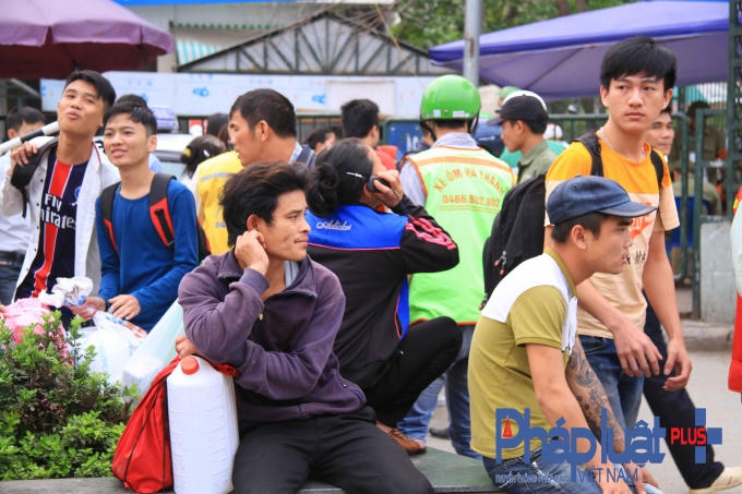 Hàng vạn người ùn ùn đổ về Thủ đô sau kỳ nghỉ lễ