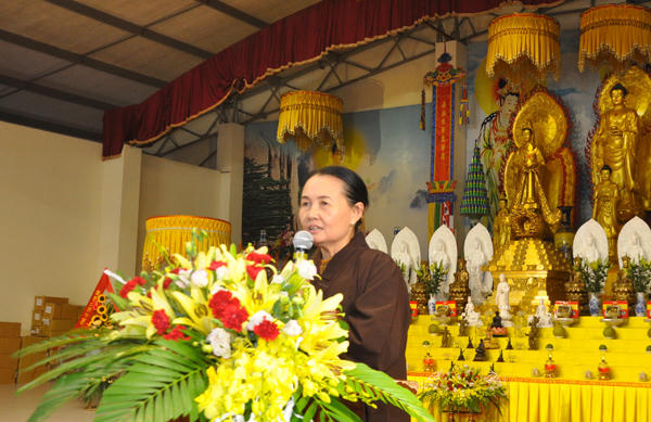 Cư sĩ Diệu Nhân – Nguyễn Thị Xuân Loan đã chúc mừng và gửi lời động viên chia sẻ tới các khóa sinh.