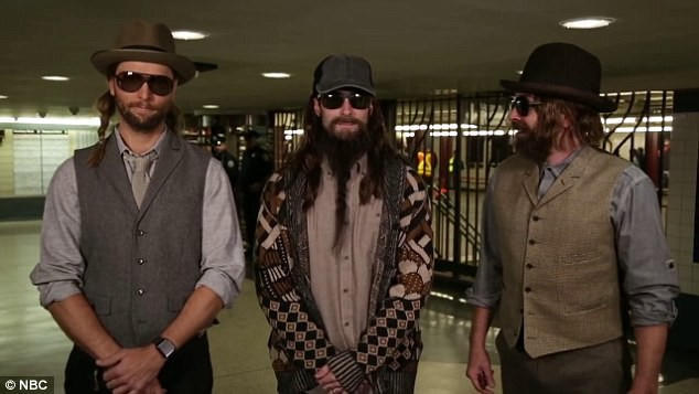 Trước đó, các nghệ sĩ đều hóa trang để không ai có thể nhận ra.