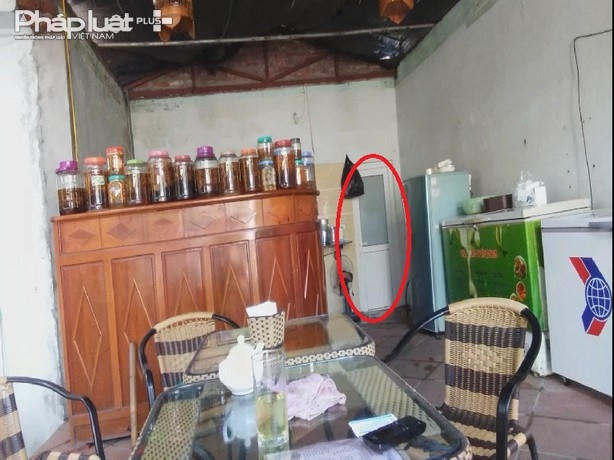 8 m2 nhà vệ sinh không bị phá dỡ,  tường gạch công trình vi phạm vẫn còn theo như ông Bình cho biết.