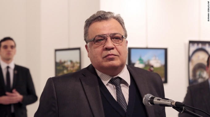 Hình ảnh Đại sứ Nga tại Thổ Nhĩ Kỳ Andrei Karlov trước khi bị ám sát. (Ảnh: CNN)