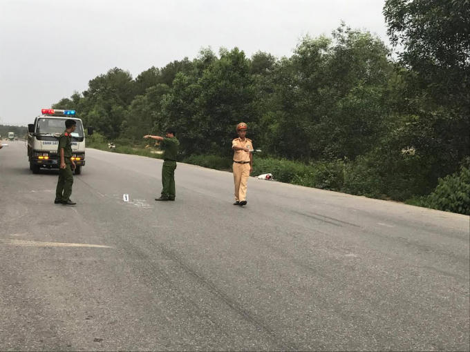 Cơ quan Cảnh sát điều tra Công an thị xã Hương Thuỷ tiến hành khám nghiệm hiện trường để làm rõ vụ việc theo qui định của pháp luật.