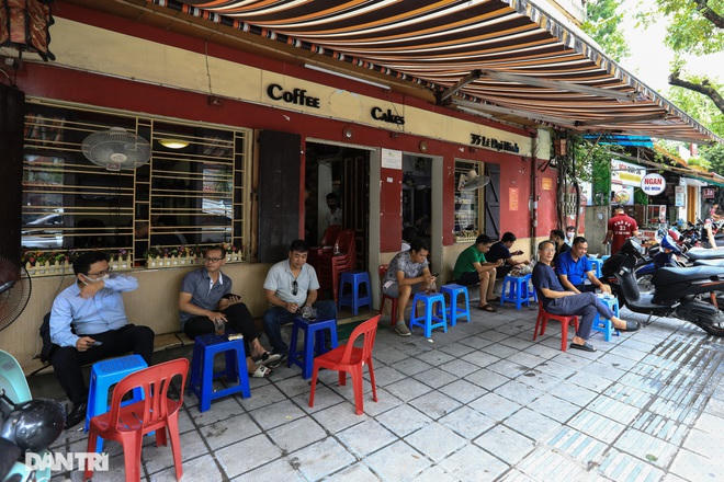 Theo Phó Giám đốc Sở Y tế Hà Nội Hoàng Đức Hạnh, sang tuần tới, Hà Nội sẽ cân nhắc để nới lỏng biện pháp phòng, chống dịch Covid-19 (Ảnh: Sơn Tùng).