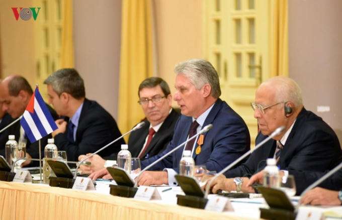 Hai nhà lãnh đạo thống nhất chỉ đạo các bộ, ngành hai bên tích cực thúc đẩy triển khai Hiệp định hợp tác thương mại song phương, tìm kiếm các cơ chế, biện pháp tạo thuận lợi cho doanh nghiệp hai nước tiếp cận thị trường của nhau và phấn đấu đưa kim ngạch thương mại hai chiều đạt mức 500 triệu USD vào năm 2022.