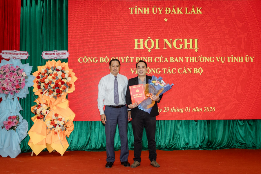 Phó Trưởng Ban Tổ chức Tỉnh ủy Y Nhuân Byă trao Quyết định của Ban Thường vụ Tỉnh ủy cho đồng chí Niê K’Nơng Y Sơn giữ chức vụ Phó Bí thư Đảng ủy xã Dray Bhăng, nhiệm kỳ 2025 – 2030.