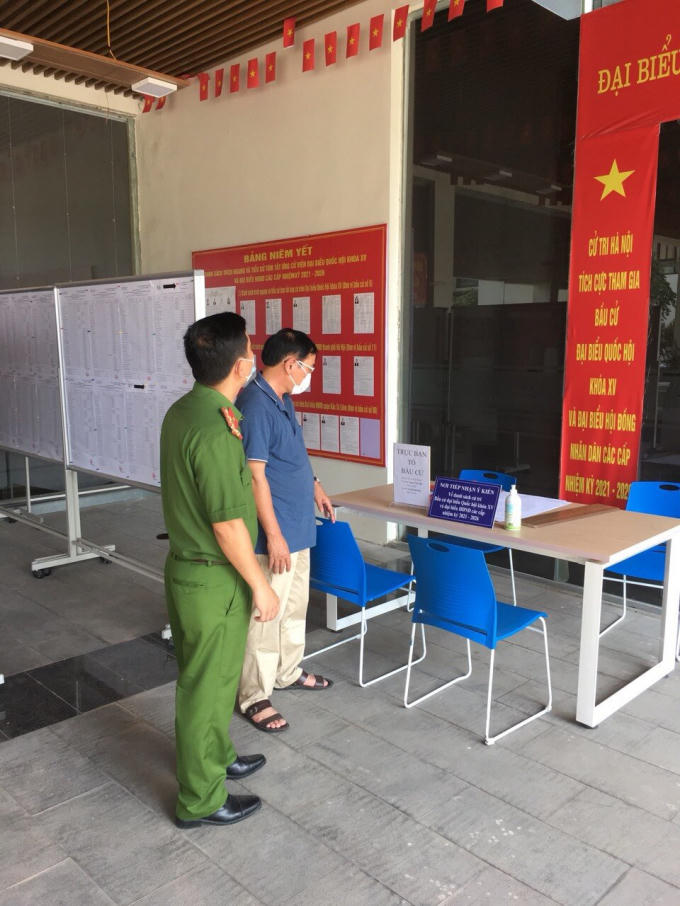 Mang hòm phiếu phụ đến cơ sở cách ly tập trung