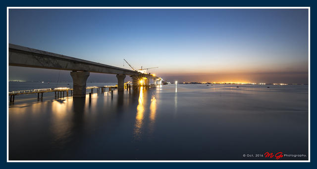 Cây cầu rực rỡ về đêm. (Ảnh Trần Quốc Hiệp)