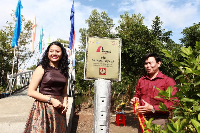 Bà Trần Uyên Phương - Phó Tổng Giám đốc Tập đoàn Number 1 – Tân Hiệp Phát tham dự Lễ cắt băng khánh thành cầu Dr Thanh – Cựa Gà.