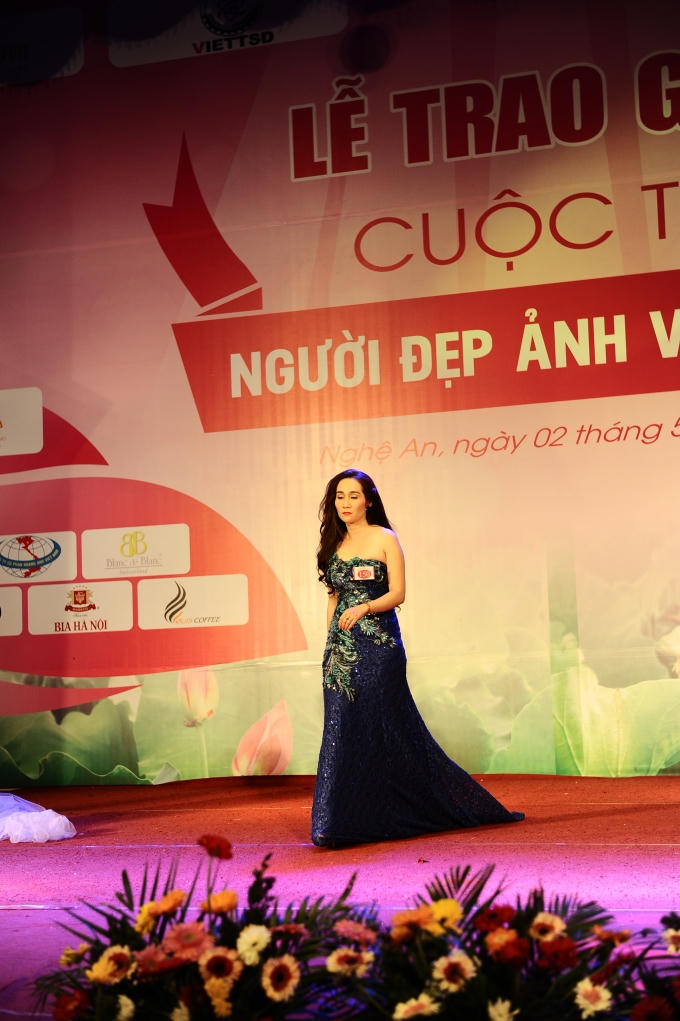 Chị cả top 15 Lê Thị Ngọc Phụng trong phần thi trang phục dạ hội.