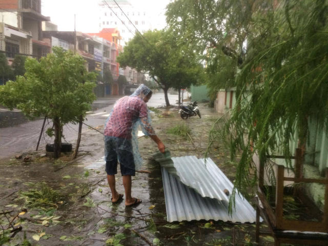 Nhiều mái tôn bị cuốn bay...