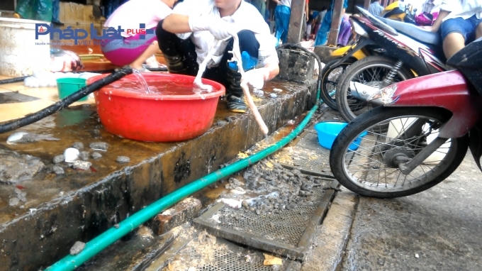 Khu vực làm nội tạng, phân, nước thải tràn ngập mặt sàn, cống rãnh.