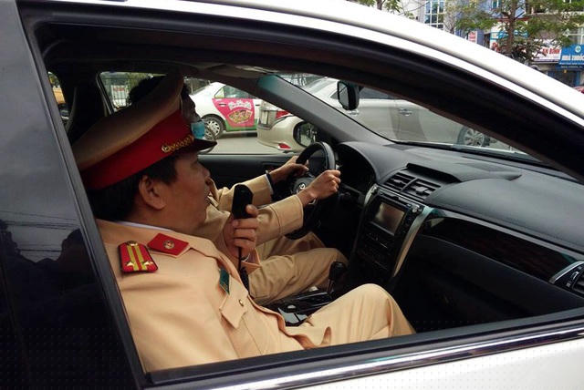 Phát loa thông báo tới chủ phương tiện vi phạm.