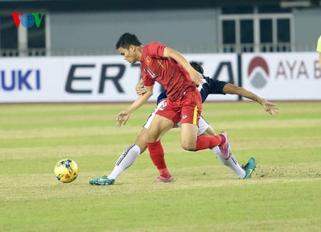 Lợi thế hơn người giúp các cầu thủ Campuchia chơi đầy hưng phấn và liên tiếp tạo nên sóng gió trước khung thành Nguyên Mạnh.
