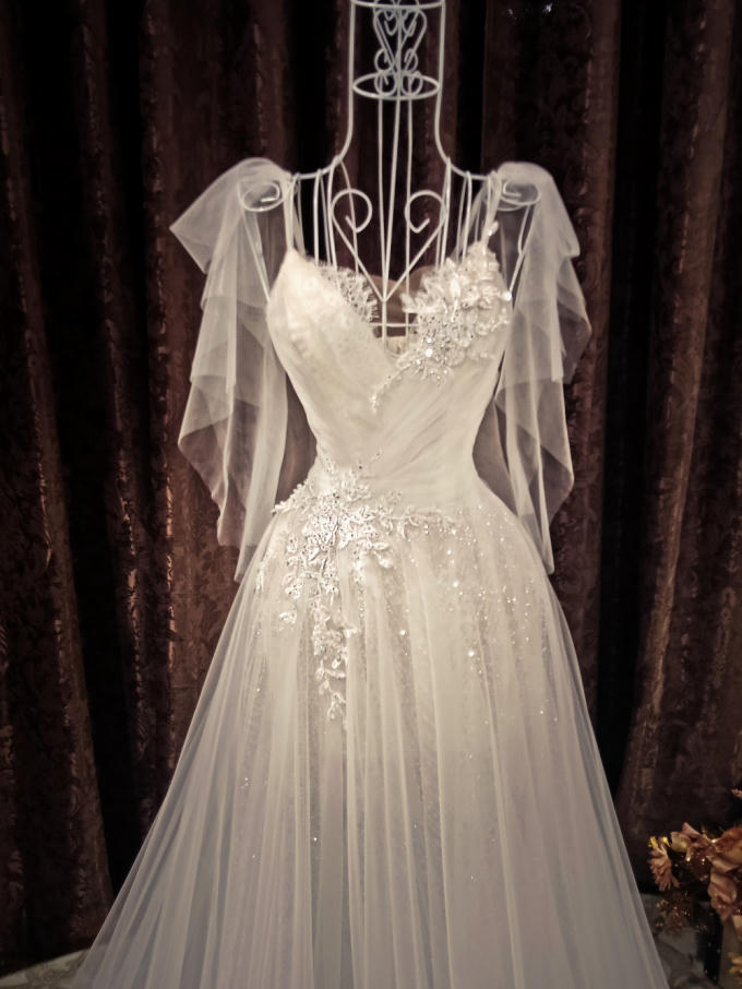 Cận cảnh hai chiếc váy cưới lộng lẫy hơn 200 triệu của Diệp Lâm Anh