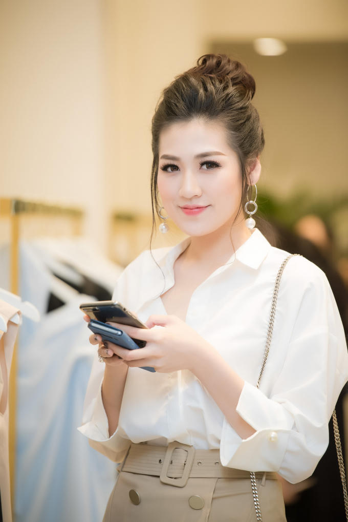 Mỗi thiết kế  đều được đầu tư một cách tỉ mỉ, nắn nót đến từng chi thiết nhỏ nhất và Khaki - chất liệu thô cứng được thổi hồn và xử lí nhẹ nhàng, như những chiến binh thời thượng, vẫn nữ tính, gợi cảm, tươi mới và trẻ trung.