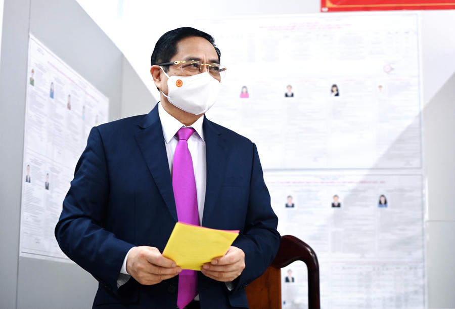 Thủ tướng Phạm Minh Chính nhận phiếu bầu cử.  Ảnh: VGP/Nhật Bắc