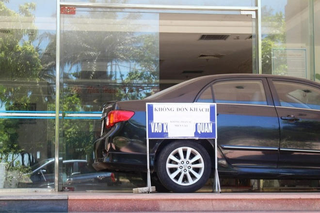 Một khách sạn ở Cửa Lò dán biển thông báo