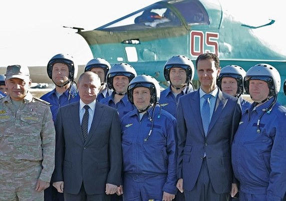 Ông Putin chụp ảnh cùng các phi công ở căn cứ Latakia.