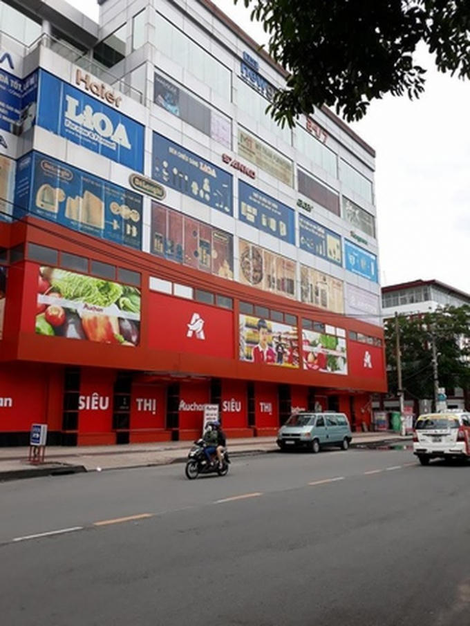 Địa chỉ số 1 đường Hoàng Việt quận Tân Bình hiện là mặt sau của hệ thống siêu thị Auchan.
