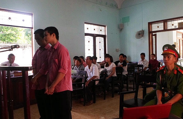 Các bị cáo tại phiên tòa. (Ảnh: VKS Bình Định)