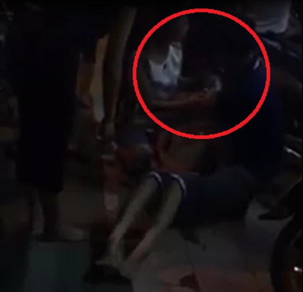 Cô gái bị sốc và ngất ngay sau khi chinh phục món mỳ cay cấp độ 7 được người dân sơ cứu.