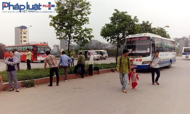 Một số chuyến xe đến rồi đi chóng vánh, có vài người khách.