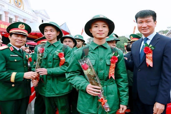 Đại tướng Nguyễn Tân Cương và Bí thư Tỉnh ủy Ninh Bình, ông Trần Huy Tuấn tặng hoa, động viên các tân binh.