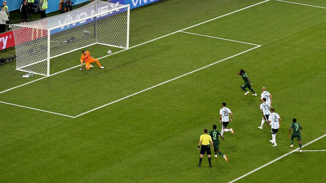 Moses lạnh lùng dứt điểm hạ thủ môn Armani