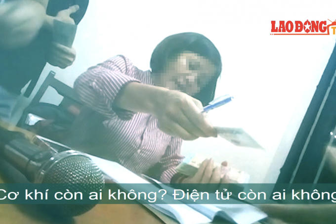 Một giảng viên khoa khoa Ngoại ngữ đang thu tiền "chống trượt" từ sinh viên.