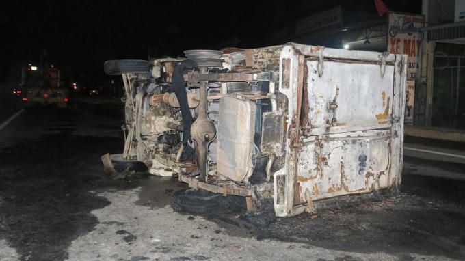 Chiếc xe nằm trên đường.