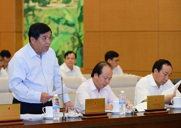 Bộ trưởng Bộ Kế hoạch và Đầu tư Nguyễn Chí Dũng đọc tờ trình.