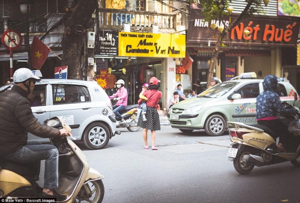 Phố Hà Nội mùa đông nhộn nhịp và ấm áp lắm.