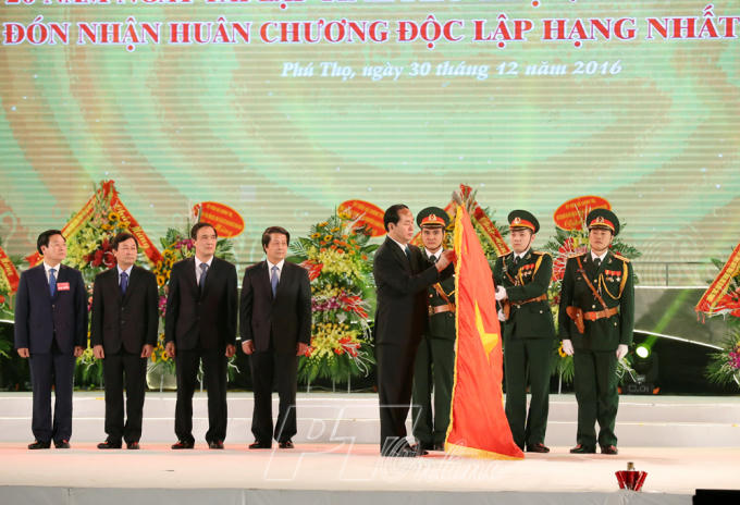 Chủ tịch nước Trần Đại Quang tặng Huân chương lao động hạng nhất cho Tỉnh ủy, UBND tỉnh Phú Thọ. (Ảnh: Báo Phú Thọ).