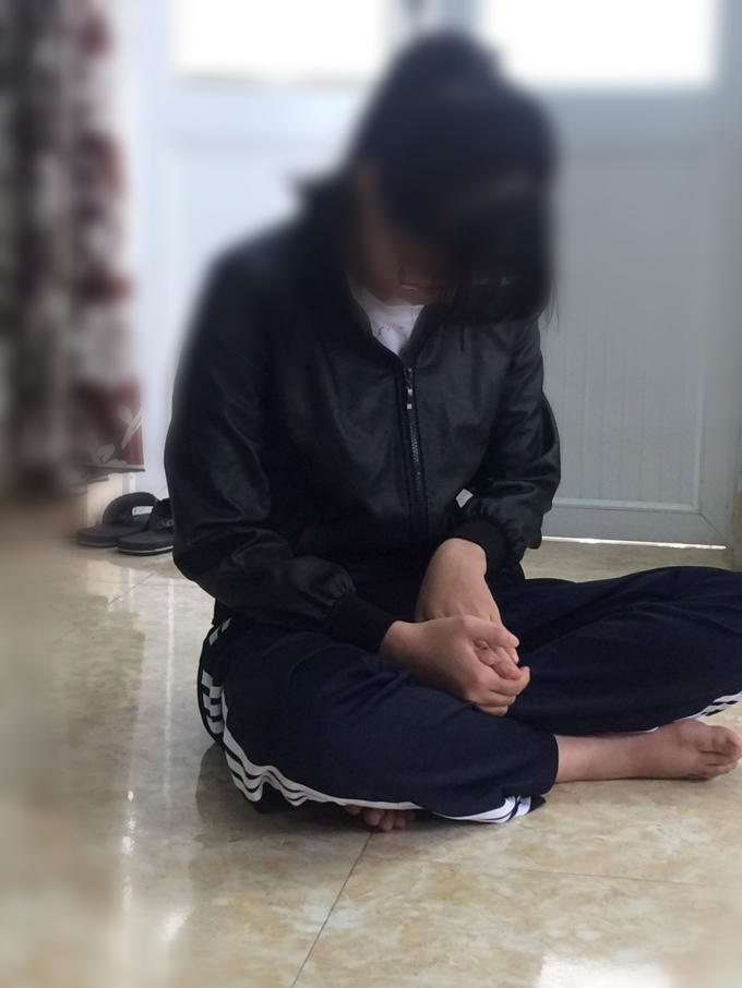 Nữ sinh V. ngượng ngùng kể lại sự việc xảy ra với mình trước đó. Ảnh: Huy Trung.