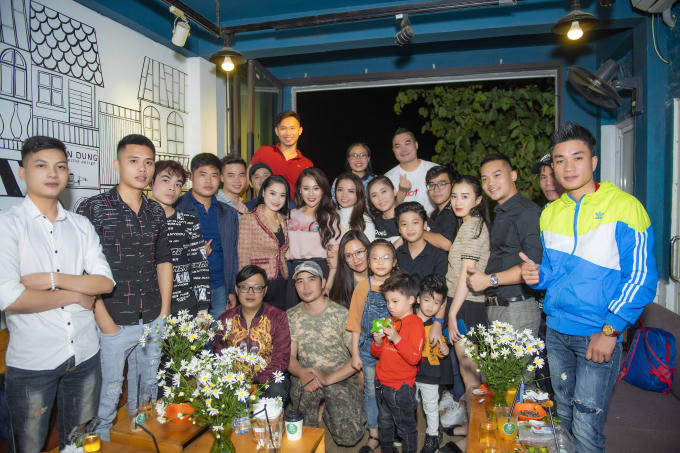 Phương Oanh khoe giọng hát trong buổi gặp fan