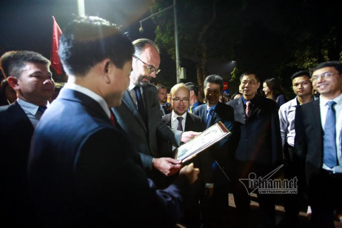 Thủ tướng Pháp được tặng tranh ký hoạ chân dung