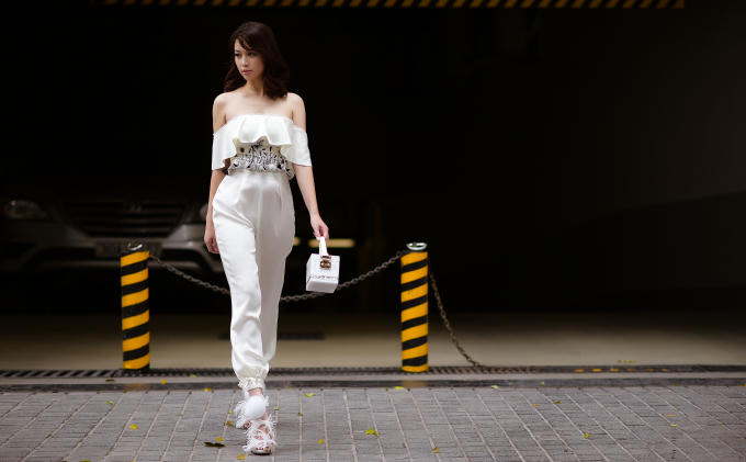 Trương T&ugrave;ng Lan diện &aacute;o xẻ s&acirc;u ngực khi dạo phố