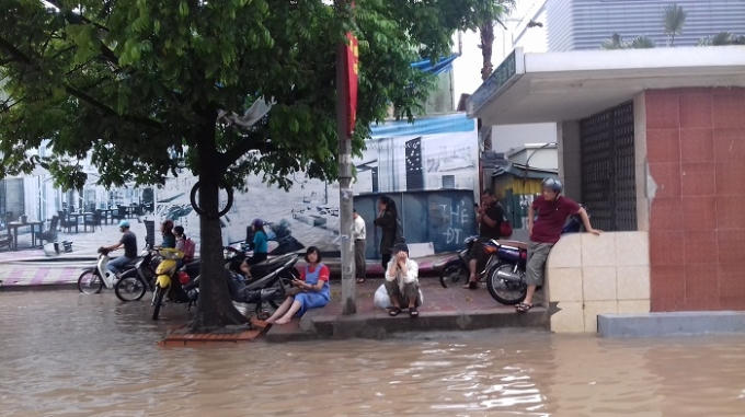Nhiều người dân bất lực ngồi đợi nước rút.