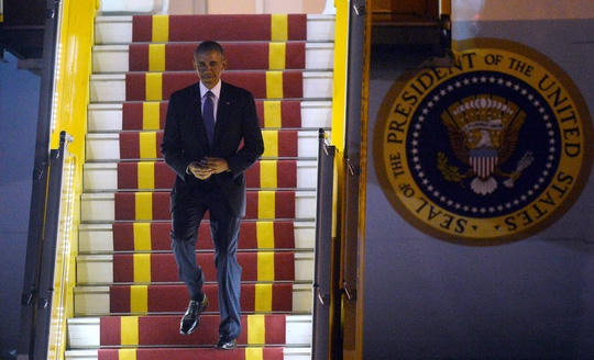 Ông Obama bước đi nhanh nhẹn, nở nụ cười thân thiện. (Ảnh: Reuters)