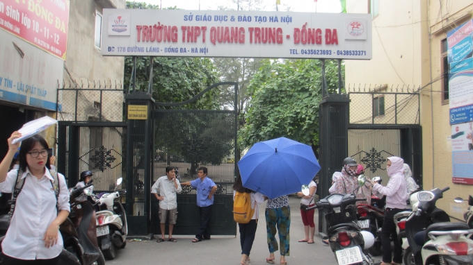 Tại điểm thi trường THPT Quang Trung (Đống Đa - Hà Nội) phụ huynh đưa con đến từ rất sớm để chuẩn bị cho bài thi môn Toán. (Ảnh: Thu Hường)