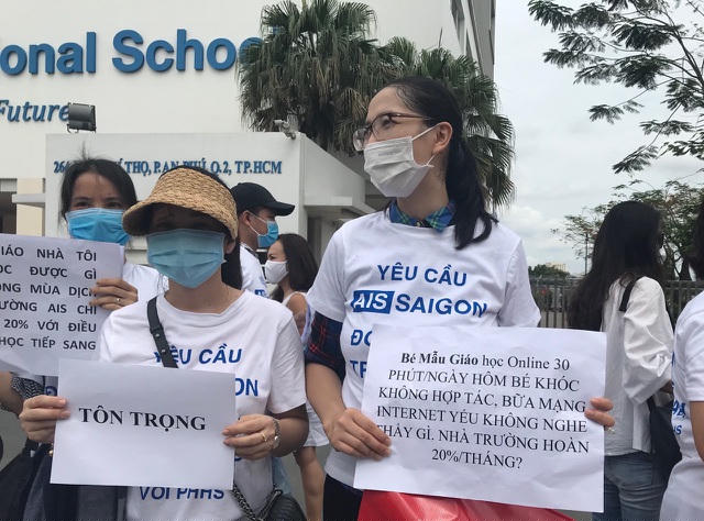 Phụ huynh Trường Quốc tế Úc (AIS Saigon) mặc đồng phục, tập trung trước cổng trường phản đối chính sách học phí của nhà trường trong đợt nghỉ tránh dịch Covid-19.