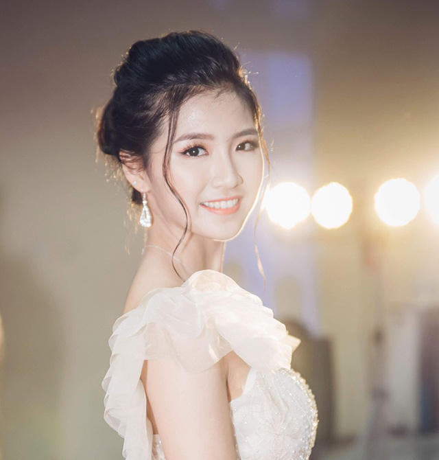 Kiều Anh chia sẻ: “Hồi nhỏ em hay tham gia những cuộc thi như vẽ vời, thêu thùa, thủ công, thiết kế thời trang và giành được kha khá giải nhất nhì. Sau này lớn lên em không tham gia nhiều nữa”.