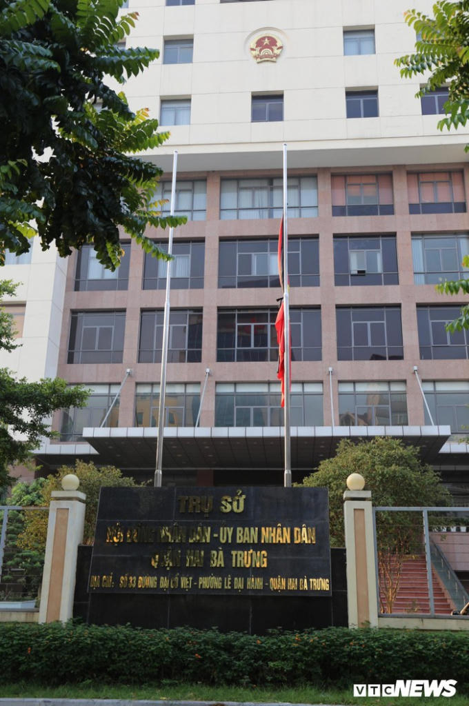 Ngay trong ngày đầu Quốc tang, cờ rủ được treo từ sớm tại trụ sở UBND quận Hai Bà Trưng, Hà Nội.