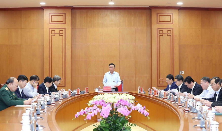 ÔngTrần Cẩm Tú, Ủy viên Bộ Chính trị, Thường trực Ban Bí thư chủ trì họp Ban Chỉ đạo xây dựng Đề án Tổng kết 20 năm thực hiện Nghị quyết Trung ương 3 khóa X - Ảnh: TTXVN.