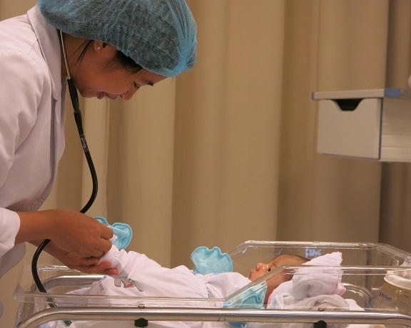 Sau 2 năm hoạt động, Trung tâm hỗ trợ sinh sản đã đón 118 bé sơ sinh chào đời bằng phương pháp thụ tinh trong ống nghiệm.