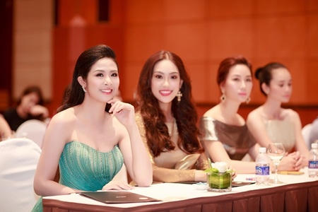 Ngọc Hân như công chúa với đầm xanh cúp ngực gợi cảm